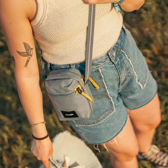 Pacsafe Go Anti-Diebstahl-Urban-Umhängetasche - mint