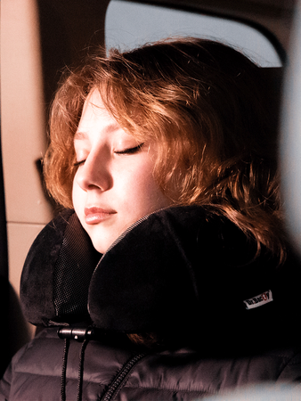 Travel pillow around the neck Dr. Bacty - Black. Plus ear plugs and eye band