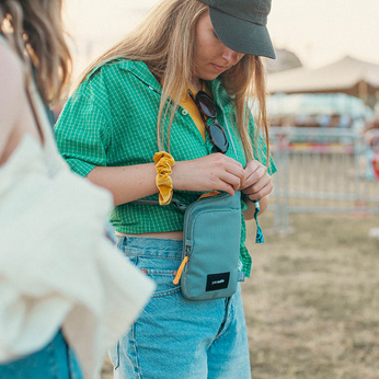 Pacsafe GO Anti-Diebstahl-Umhängetasche - mint