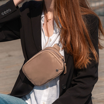 Kleine 2-in-1-Handtasche für Damen mit Diebstahlschutz Pacsafe W – beige