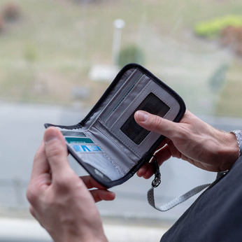 RFID Herren Geldbörse Pacsafe V100 – Schwarz