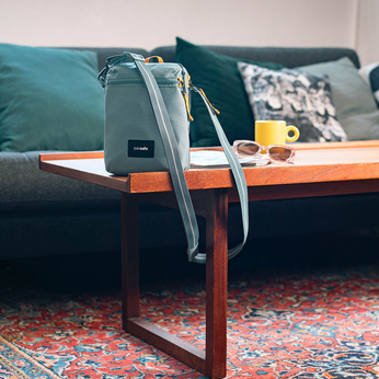 Pacsafe Go Anti-Diebstahl-Urban-Umhängetasche - mint