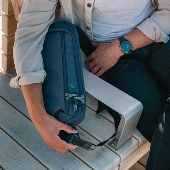 Vibe 325 sling pack Jet Black