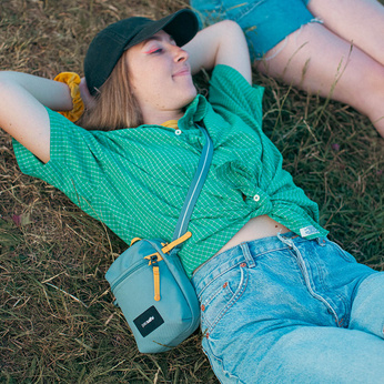 Pacsafe Go Anti-Diebstahl-Urban-Umhängetasche - mint