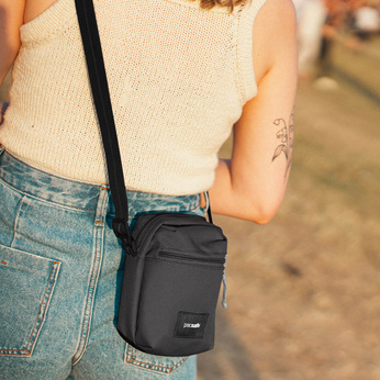 City shoulder bag anti-theft Pacsafe Go - black