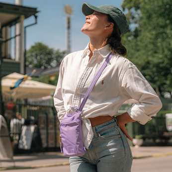 Pacsafe GO Anti-Diebstahl-Umhängetasche - Lavendel