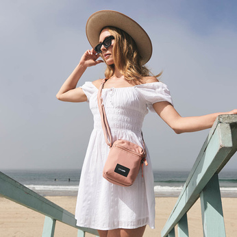 Pacsafe Go Anti-Diebstahl-Umhängetasche - rosa