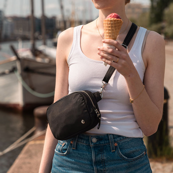 Kleine 2-in-1-Handtasche für Damen mit Diebstahlschutz Pacsafe W – black